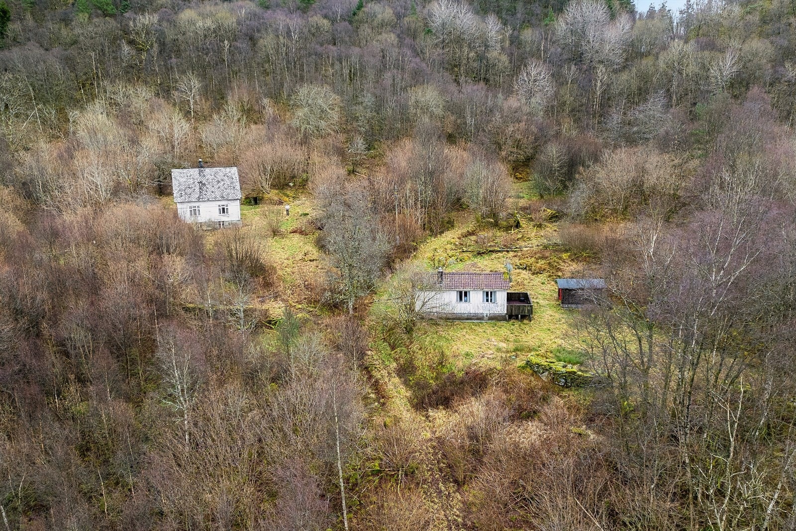 På eiendommen er det oppført et våningshus, fritidsbolig, uthus, bedehus, løe og naust. Galleribilde