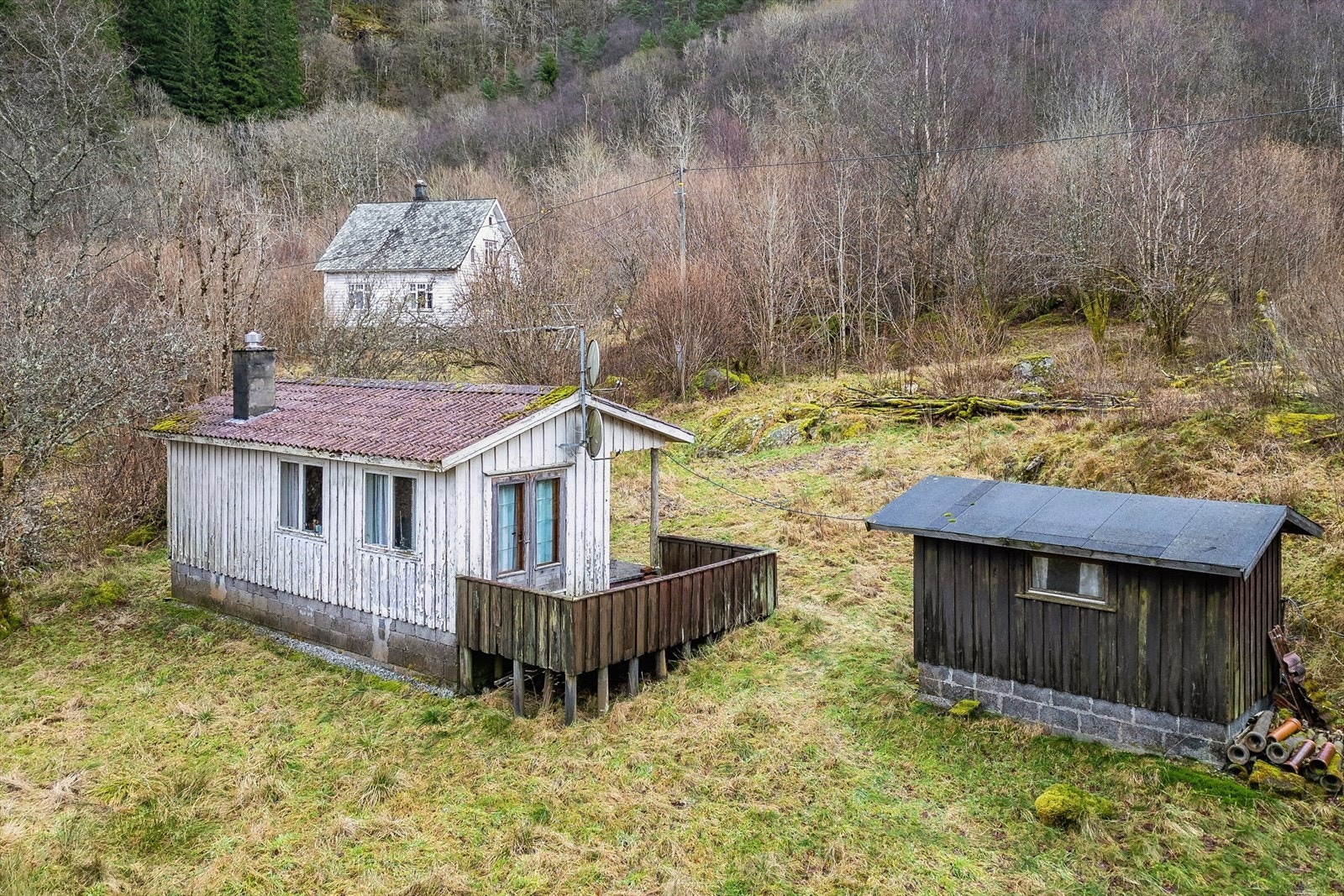 Fritidsboligen er antatt oppført rundt 1965. Boligen og uthuset bærer preg av manglende vedlikehold og oppgraderinger. Gjennomgående lav standard. Galleribilde