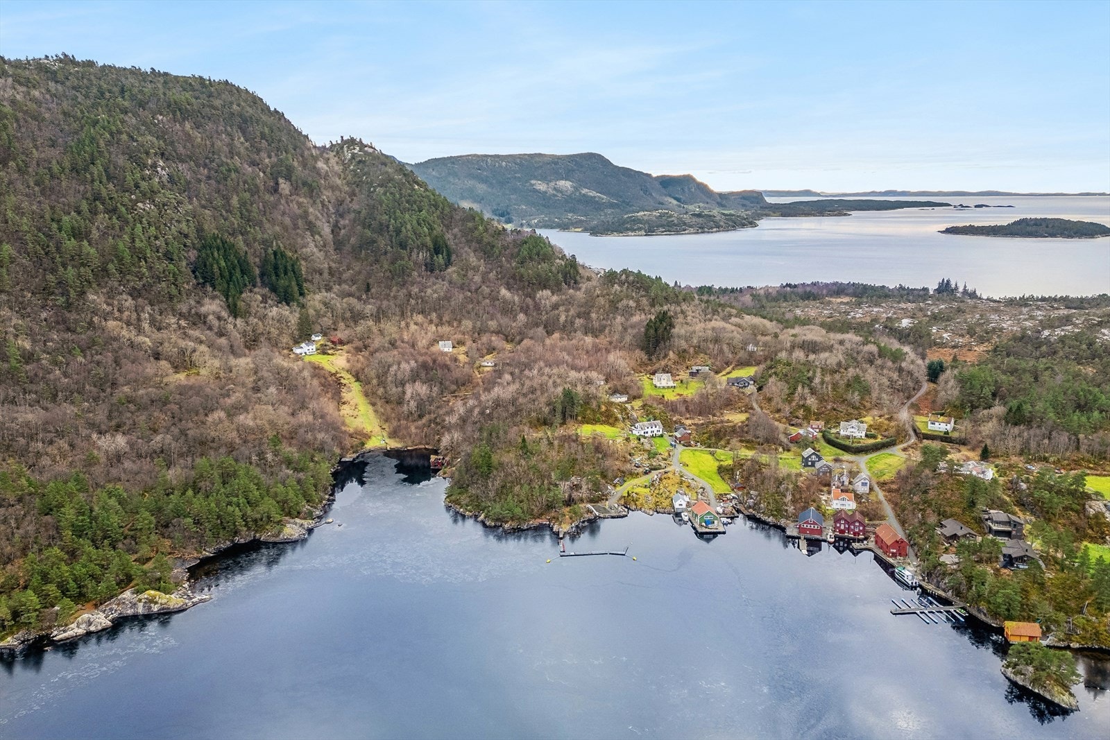 Tomten er bestående av flere teiger, og er i stor grad naturtomt med skog, utmark, sjølinje og kupert terreng - totalt areal på ca 520 468 kvm. Galleribilde