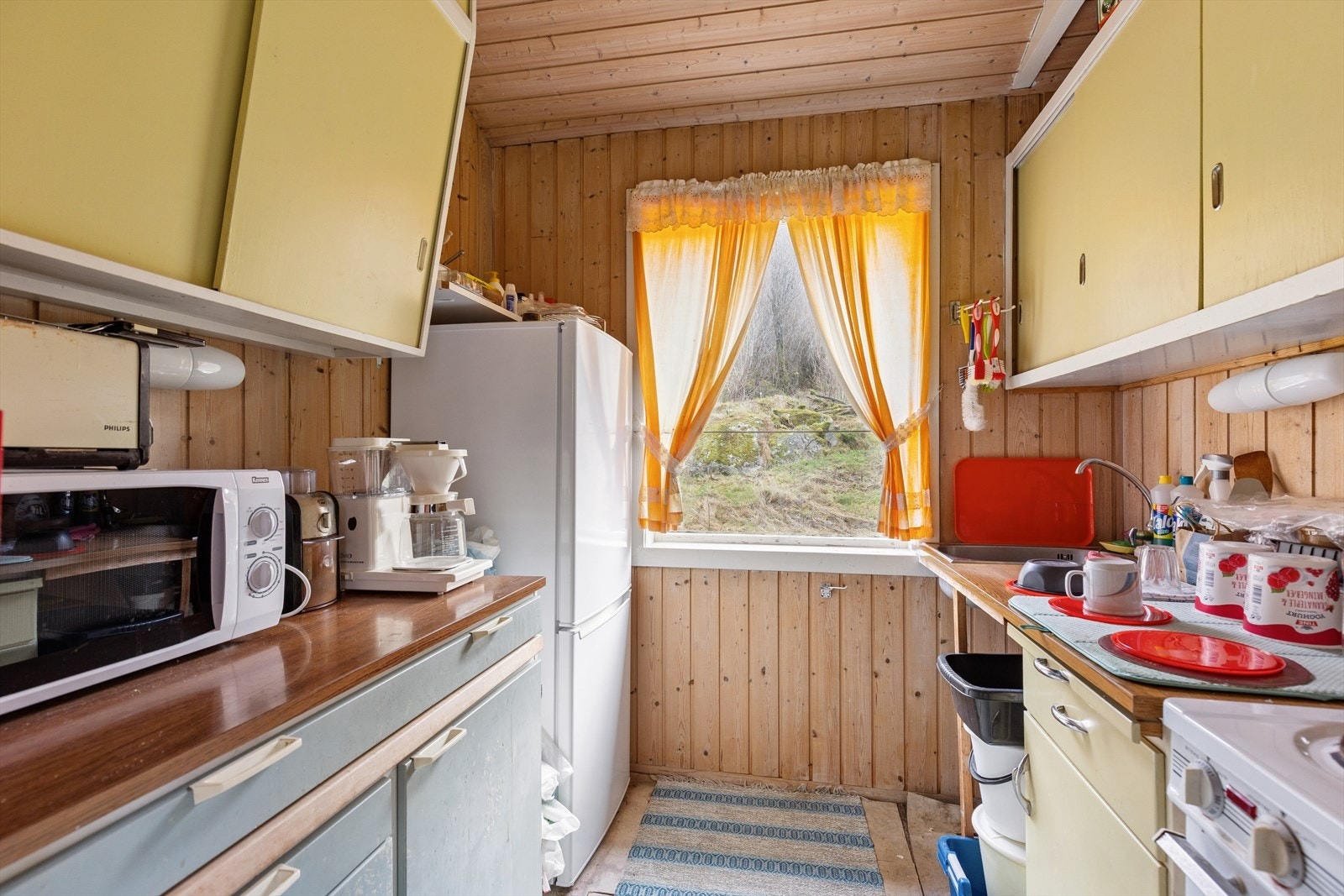 Kjøkkenet har innredning med glatte fronter og laminat benkeplate. Det er ingen ventilering fra kjøkken. Galleribilde