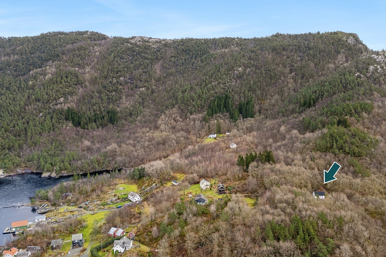 Det er oppført et bedehus på eiendommen. Galleribilde