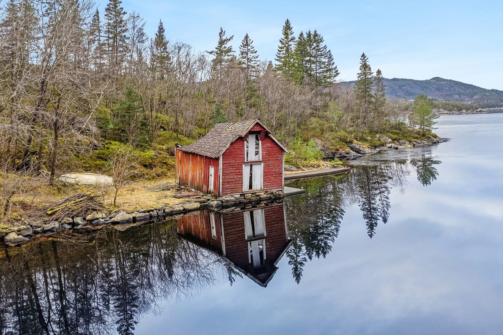Naust på eiendommen har brutt sammen. Det må påregnes omfattende arbeid og opprydning for å sette bygget i god stand. Galleribilde