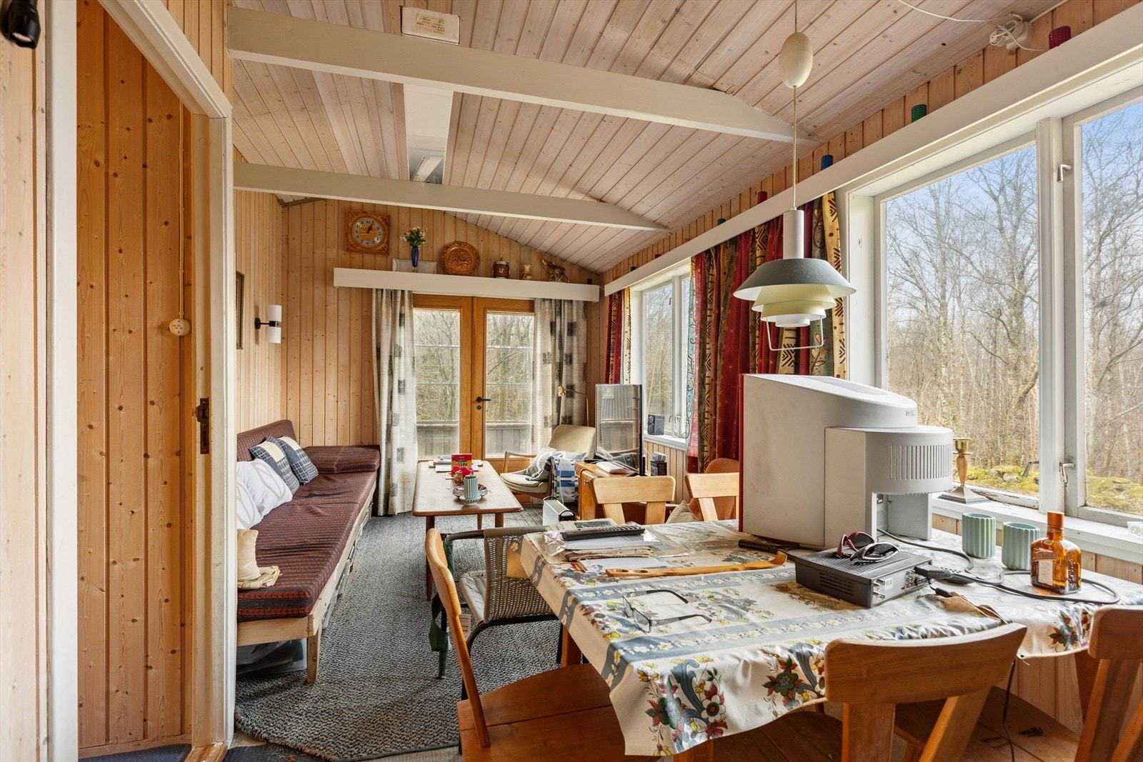 Det opplyses at eiendommen selges slik den fremvises og at kjøper må selv påregne å foreta rydding og rengjøring, både inn- og utvendig etter overtagelse. Galleribilde