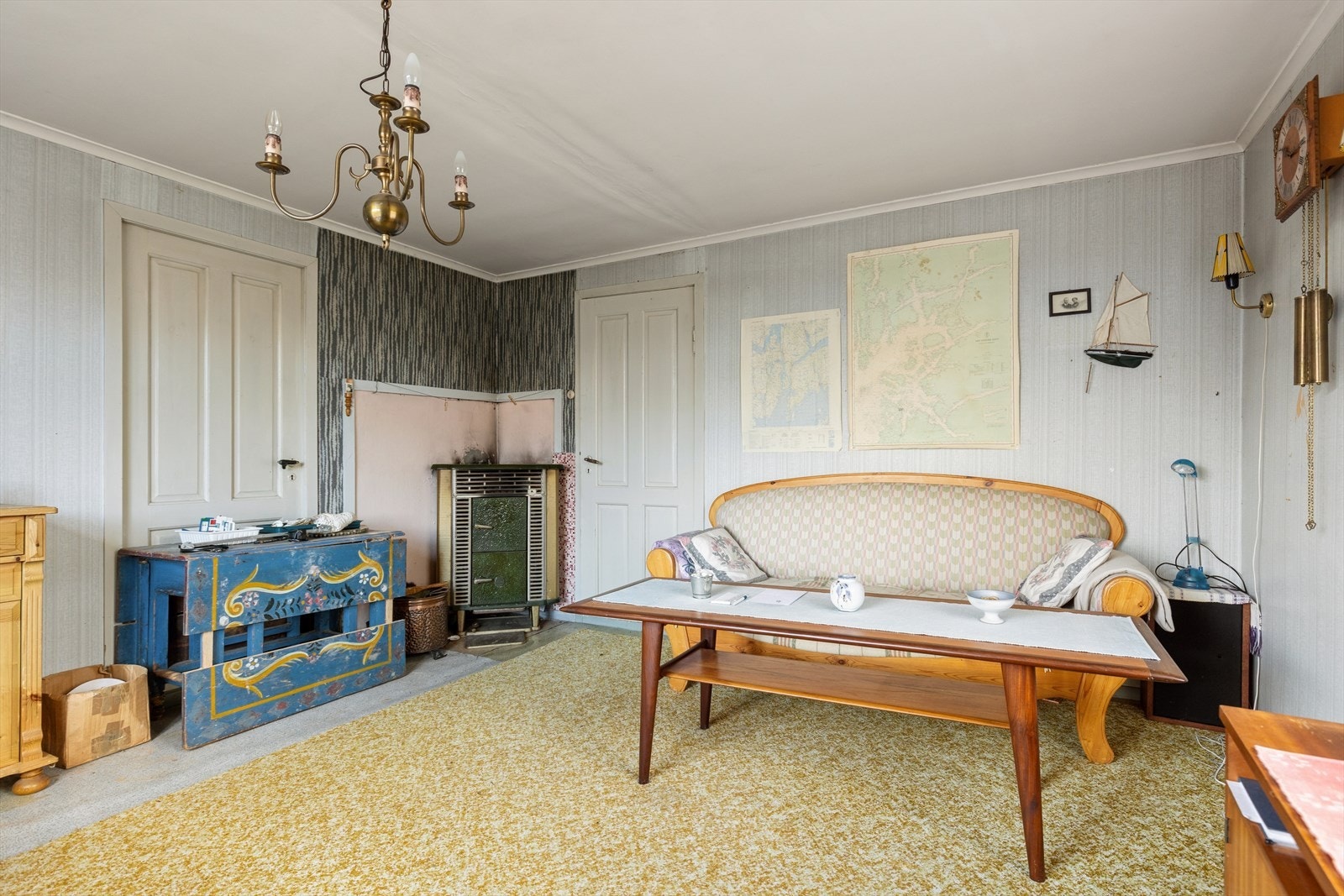 Boligen varmed opp med vedfyring og elektrisitet. Galleribilde