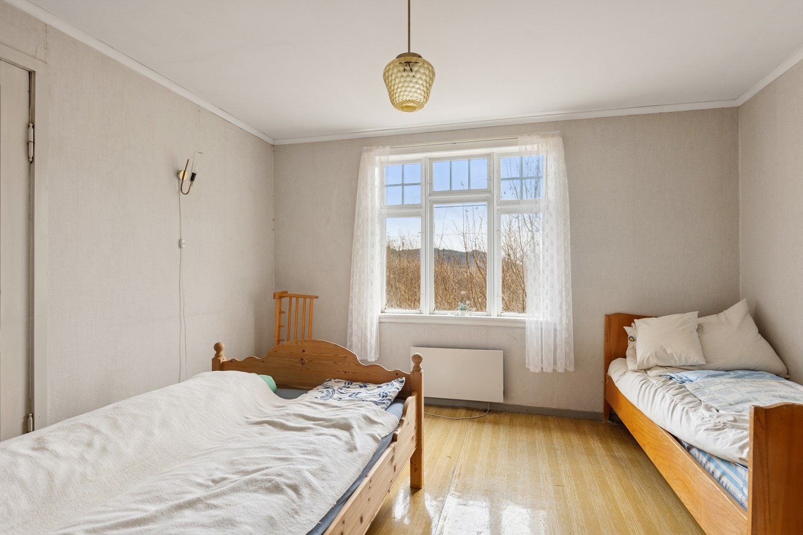 Våningshuset inneholder 4 soverom - med 2 rom i hver etasje. Galleribilde