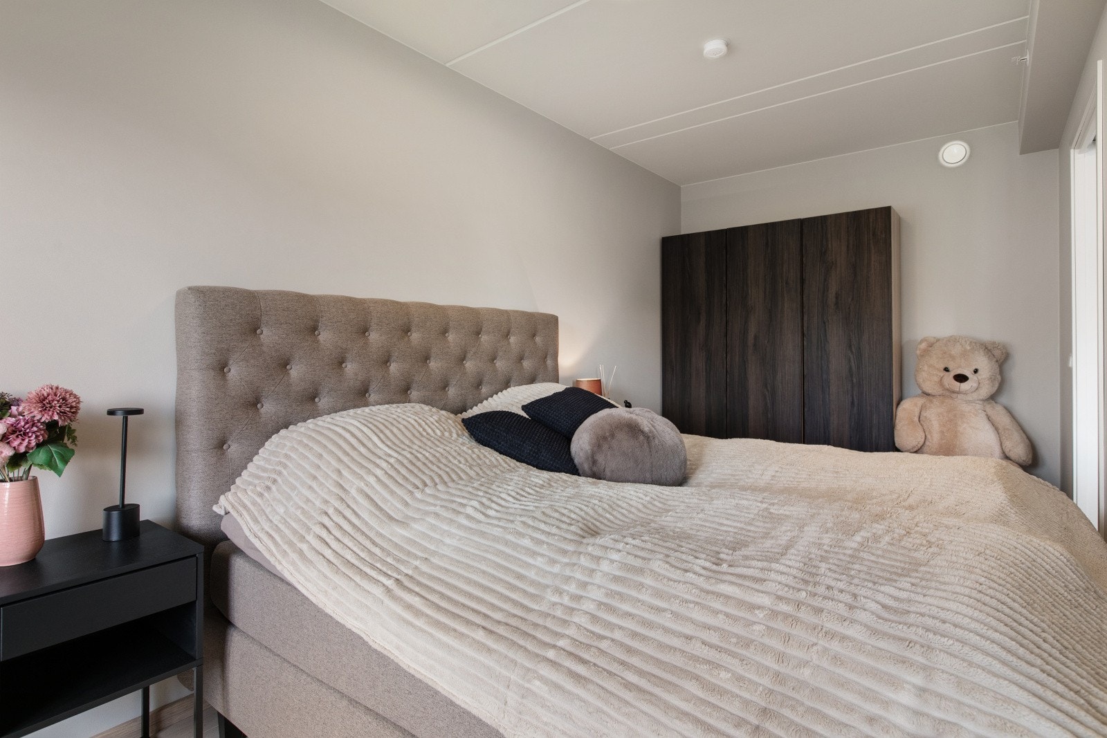 Veggene er malt i duse og tidsriktige farger. Galleribilde