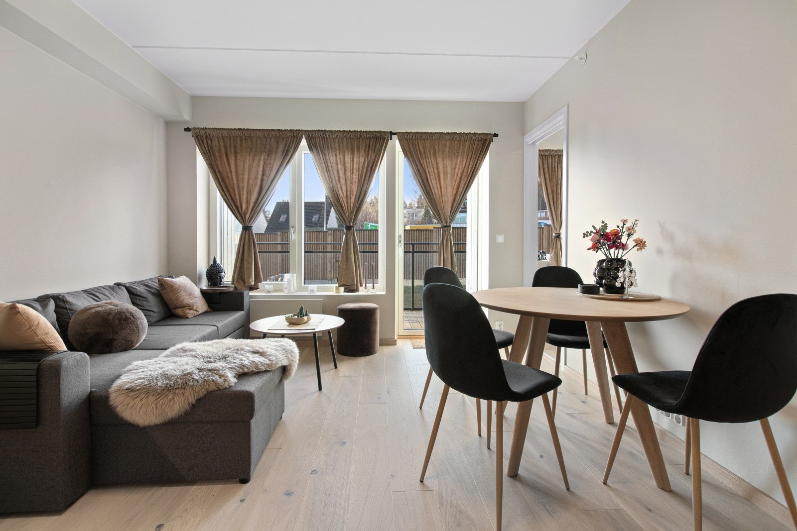 Det er flere store vindusflater som slipper inn mye naturlig lys og skaper en god atmosfære i rommet. Galleribilde