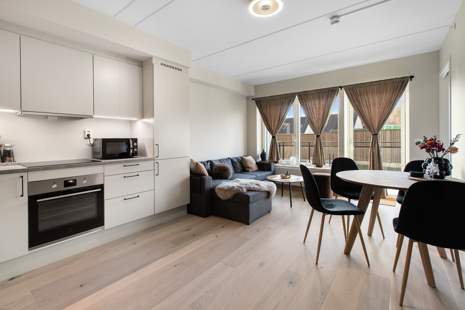 Det er åpen stue og kjøkkenløsning som gjør rommet mer sosialt. Galleribilde