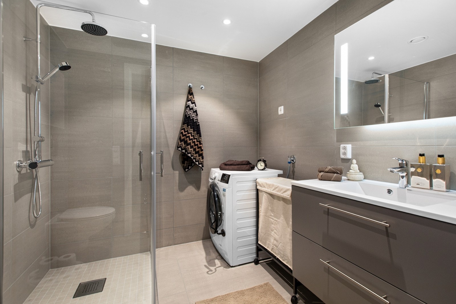 Pent flislagt baderom med elektriske varmekabler i gulvet. Galleribilde