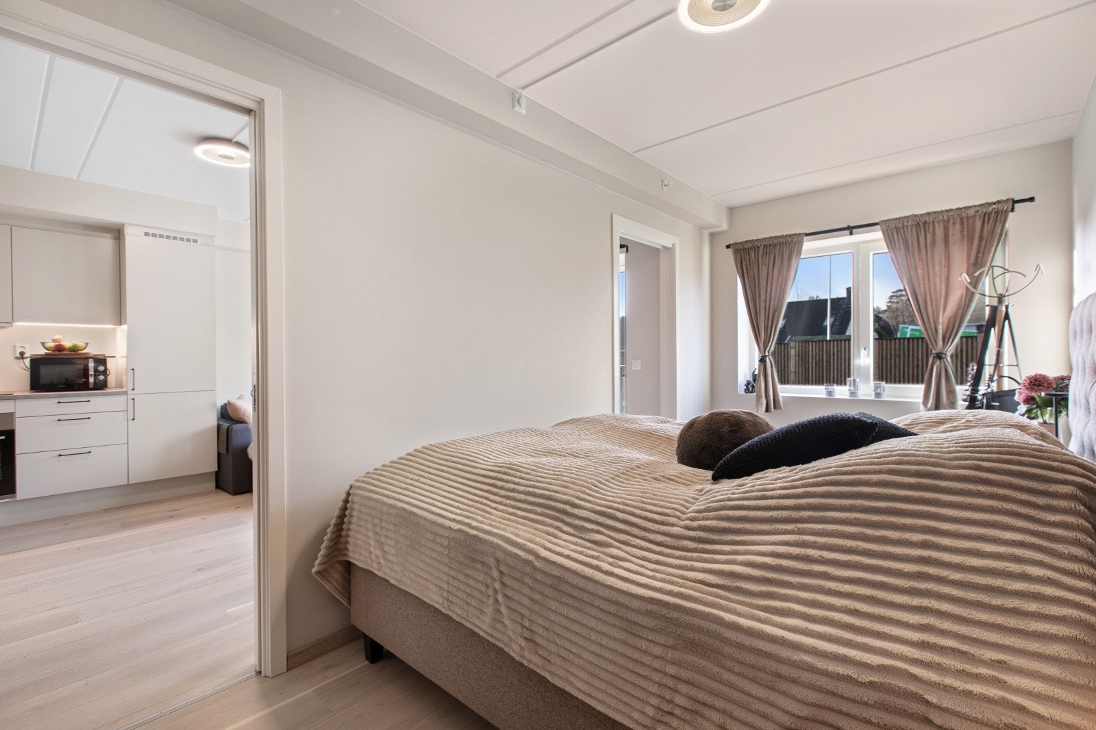 Soverommet oppleves som romslig og har god plass til dobbeltseng med tilhørende møblement. Galleribilde