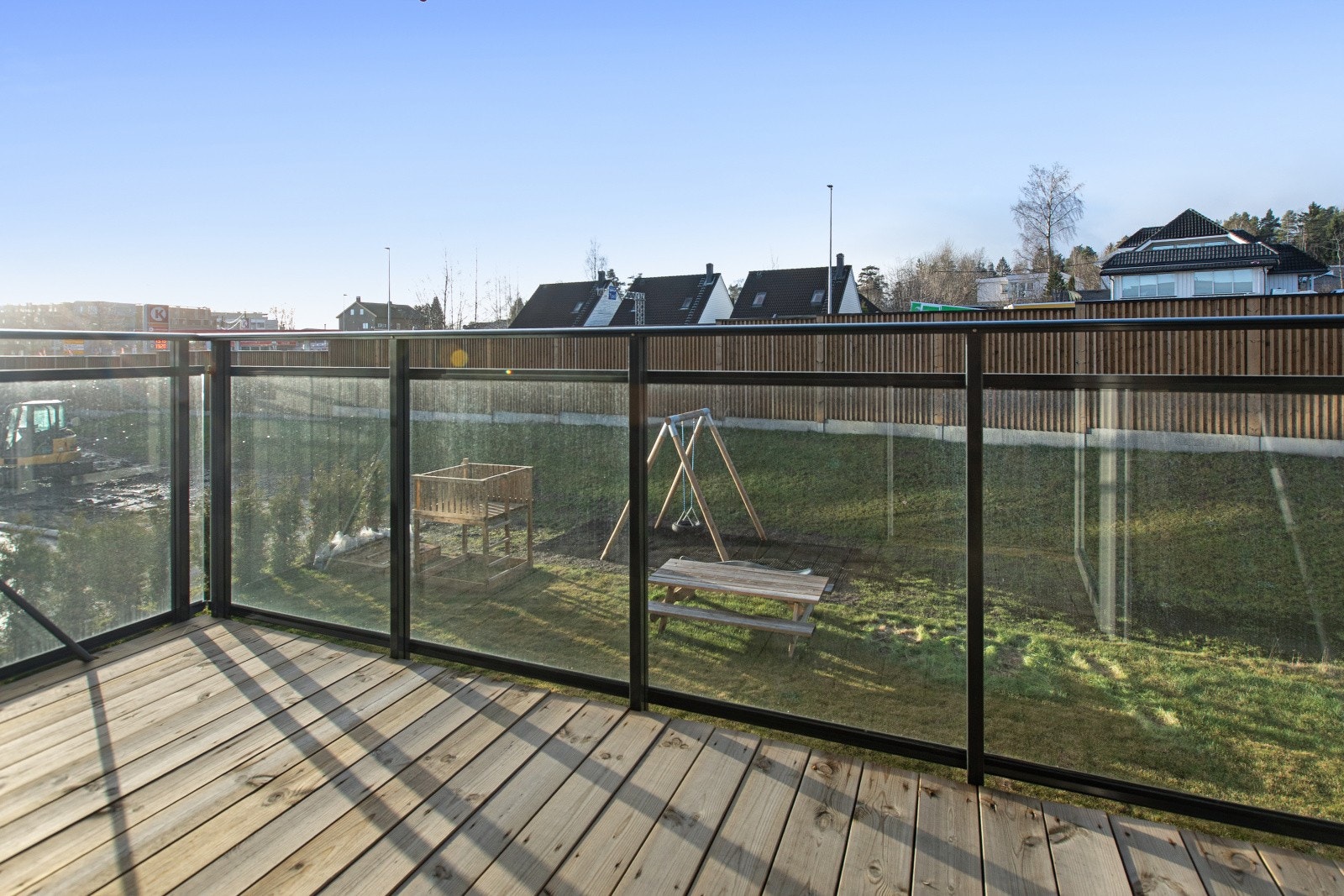 Balkongen fungerer som en forlengelse av stuen på varme sommerdager. Galleribilde