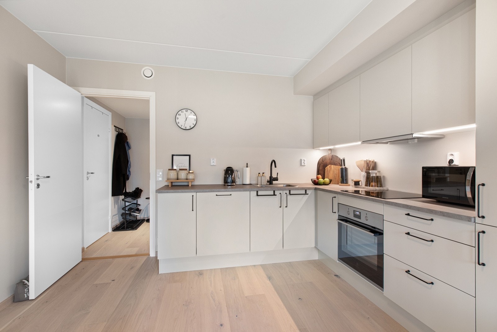 Kjøkkenet er innredet i en praktisk form og har godt med skap- og benkeplass. Galleribilde