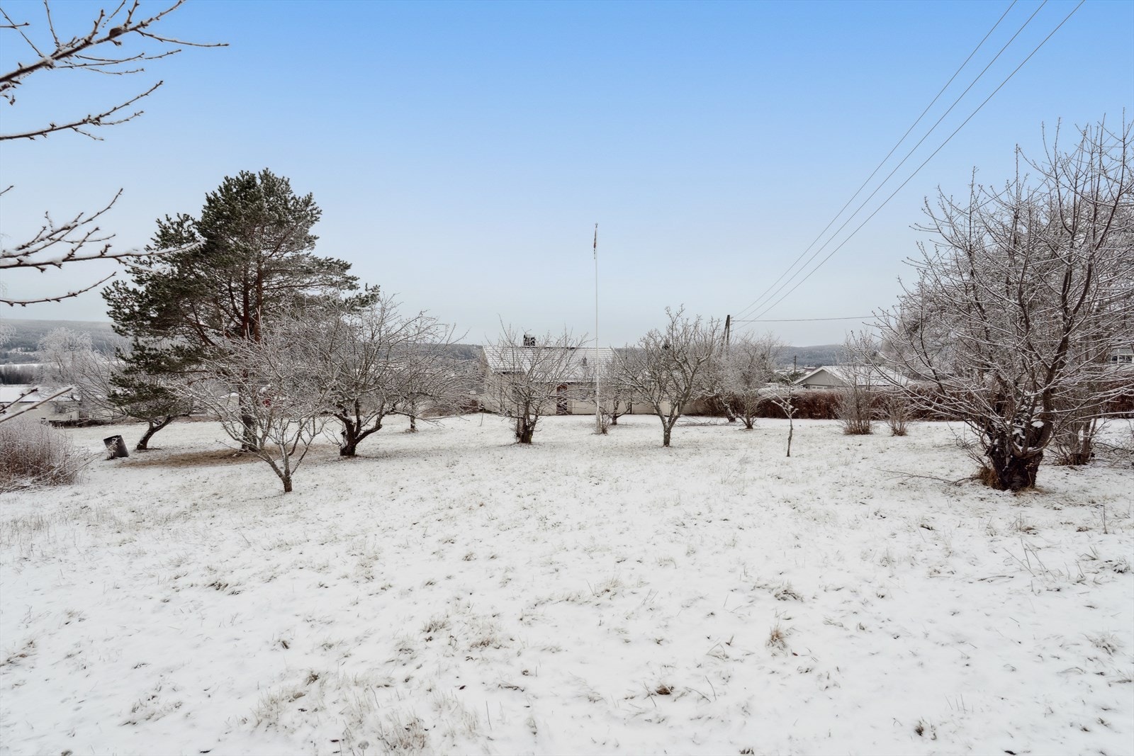 Tomten er svakt skrånende, meget stor, åpen og lys. Bruksvennlig tomt, opparbeidet med gruslagt innkjørsel / gårdsplass og hage med plen og div. beplantning. Galleribilde