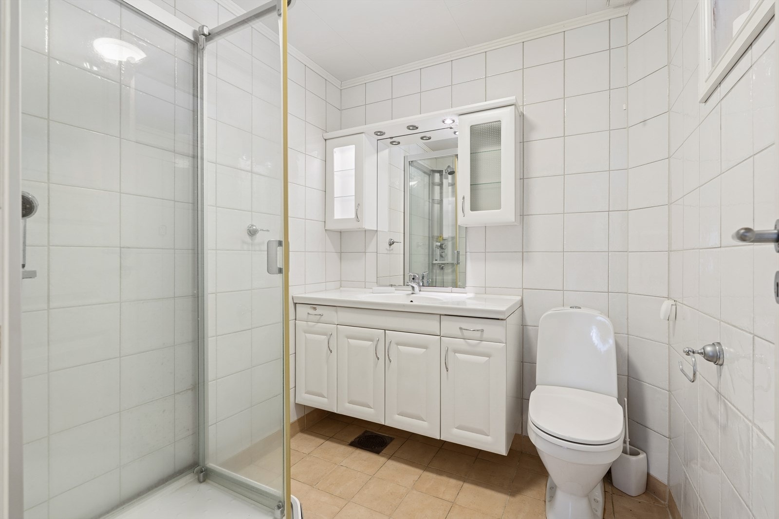 Bad har fliser på vegger og himling har himlingsplater. Gulvet er flislagt og elektriske varmekabler. Galleribilde