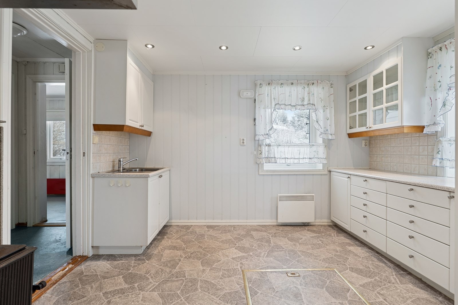 Vedovn. Plass til spisebord. Kjøkkenet er innredet slik at matlagingen forenes med sosialt samvær. De generøse vinduene slipper inn mye naturlig lys. Downlights. Galleribilde