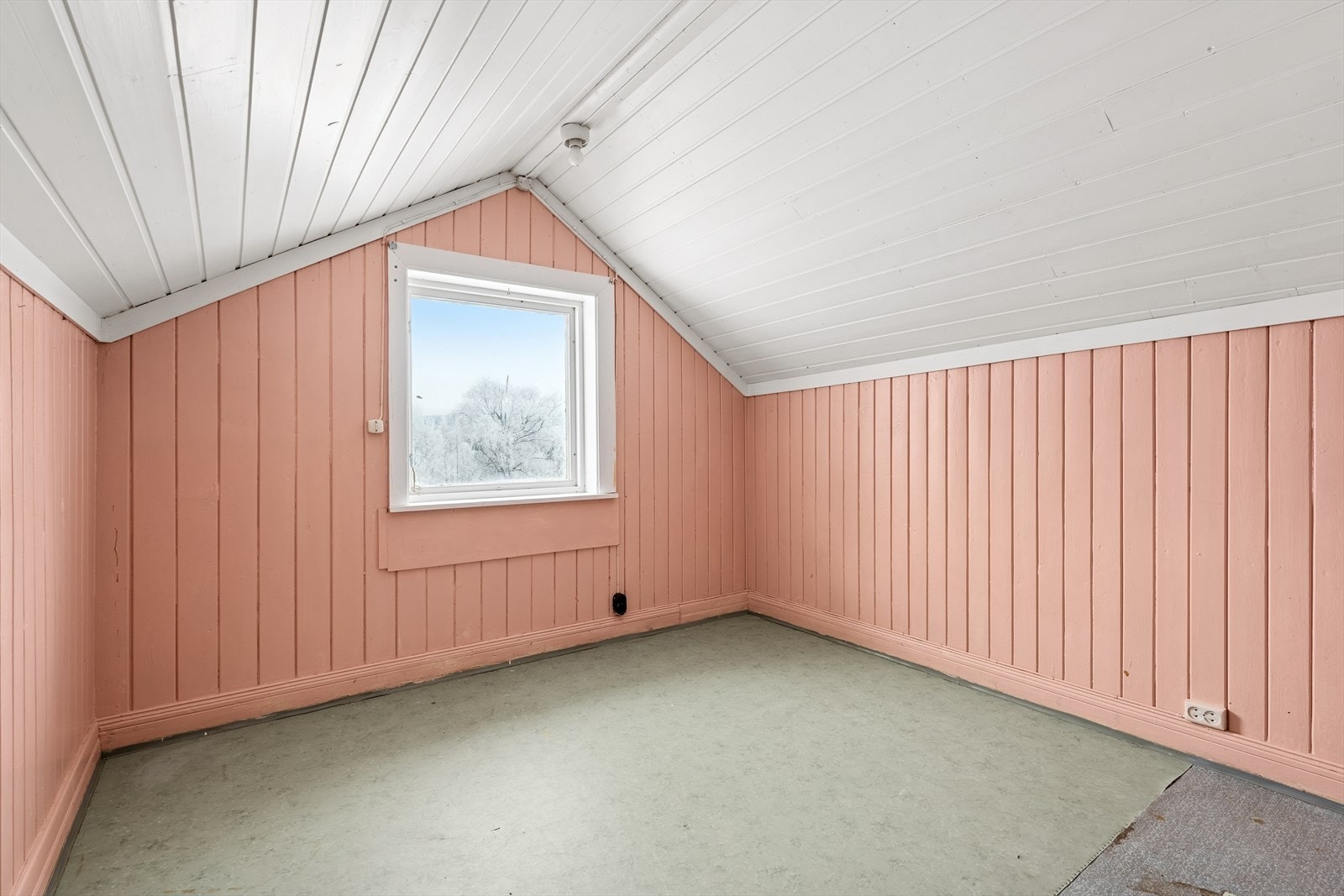 Det er ikke godkjent rømningsveier fra loftsetasje grunnet lav høyde i trapp og for lite vindu på det ene soverommet. Flere rom er oppmålt og har lavere takhøyde enn dagens krav (dagens krav er at takhøyde fra gulv til ferdig himling er 2,4 meter). Galleribilde