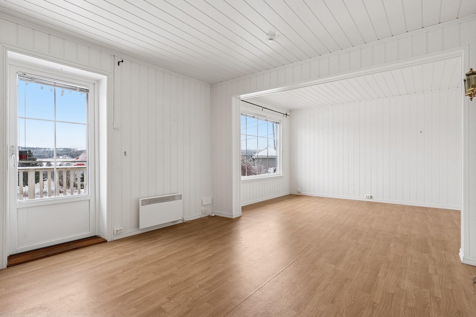 Stuen kan deles inn i flere soner. Utgang til terrasse. Galleribilde