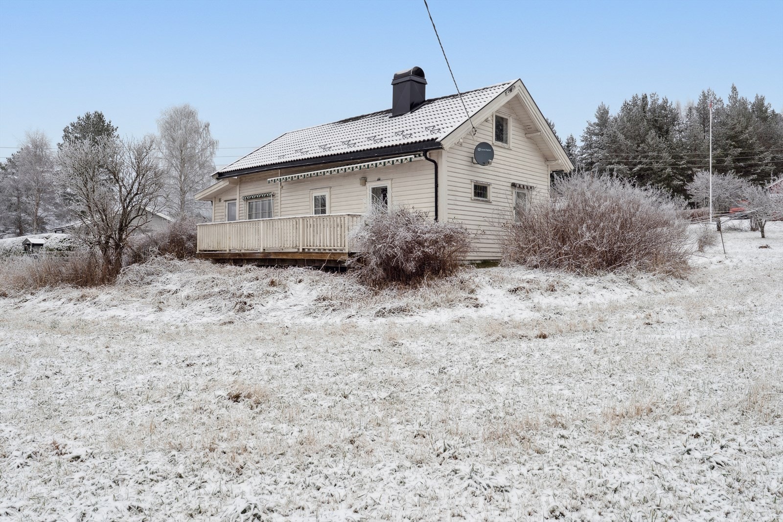 Det er i overkant av 10 minutters kjøretid til Hønefoss sentrum og kun få minutter kjøring til Hallingby med bensinstasjoner og dagligvarebutikk. God bussforbindelse ved E16. Galleribilde
