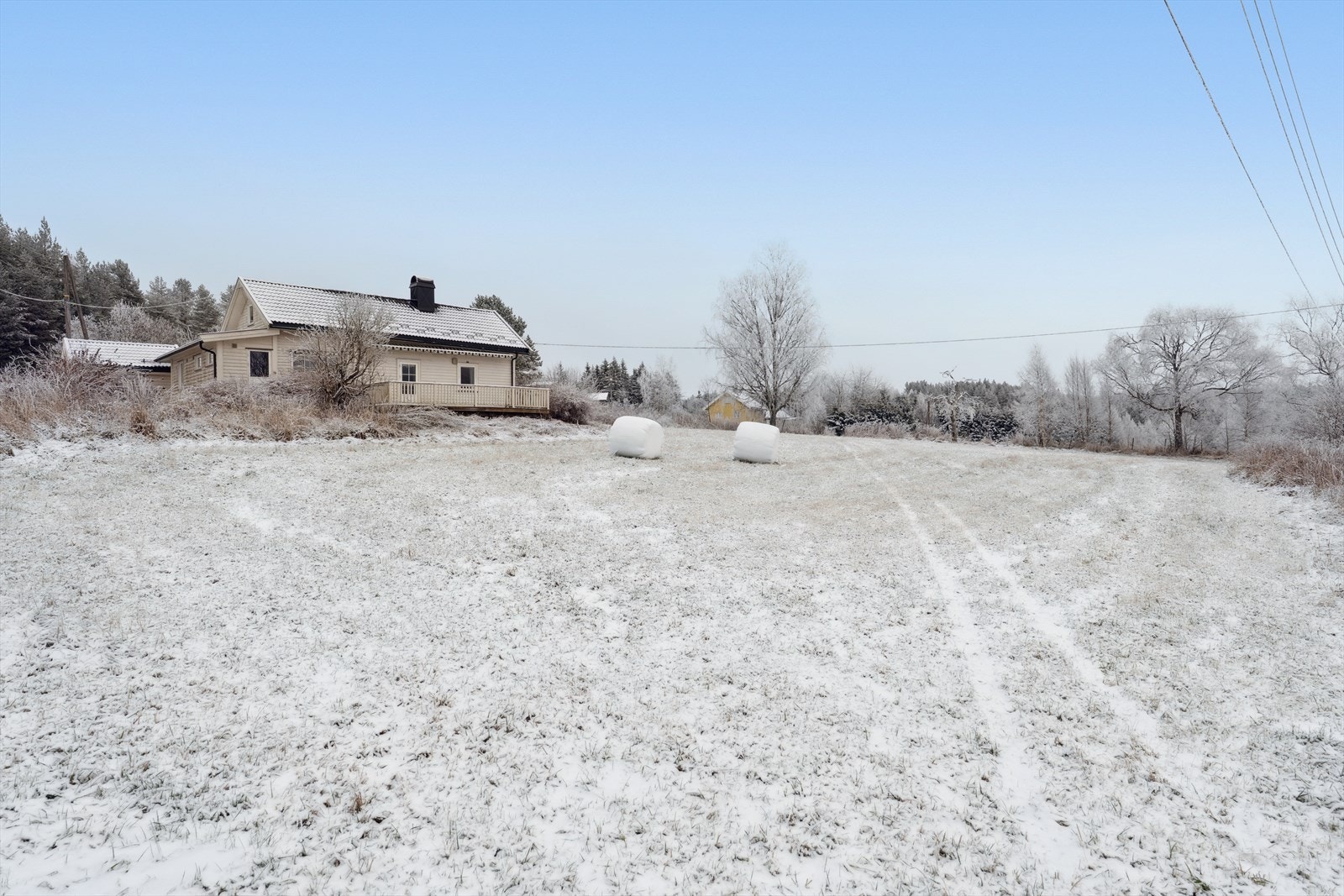 Boligen er fint plassert i terrenget og har veldig gode solforhold. Galleribilde
