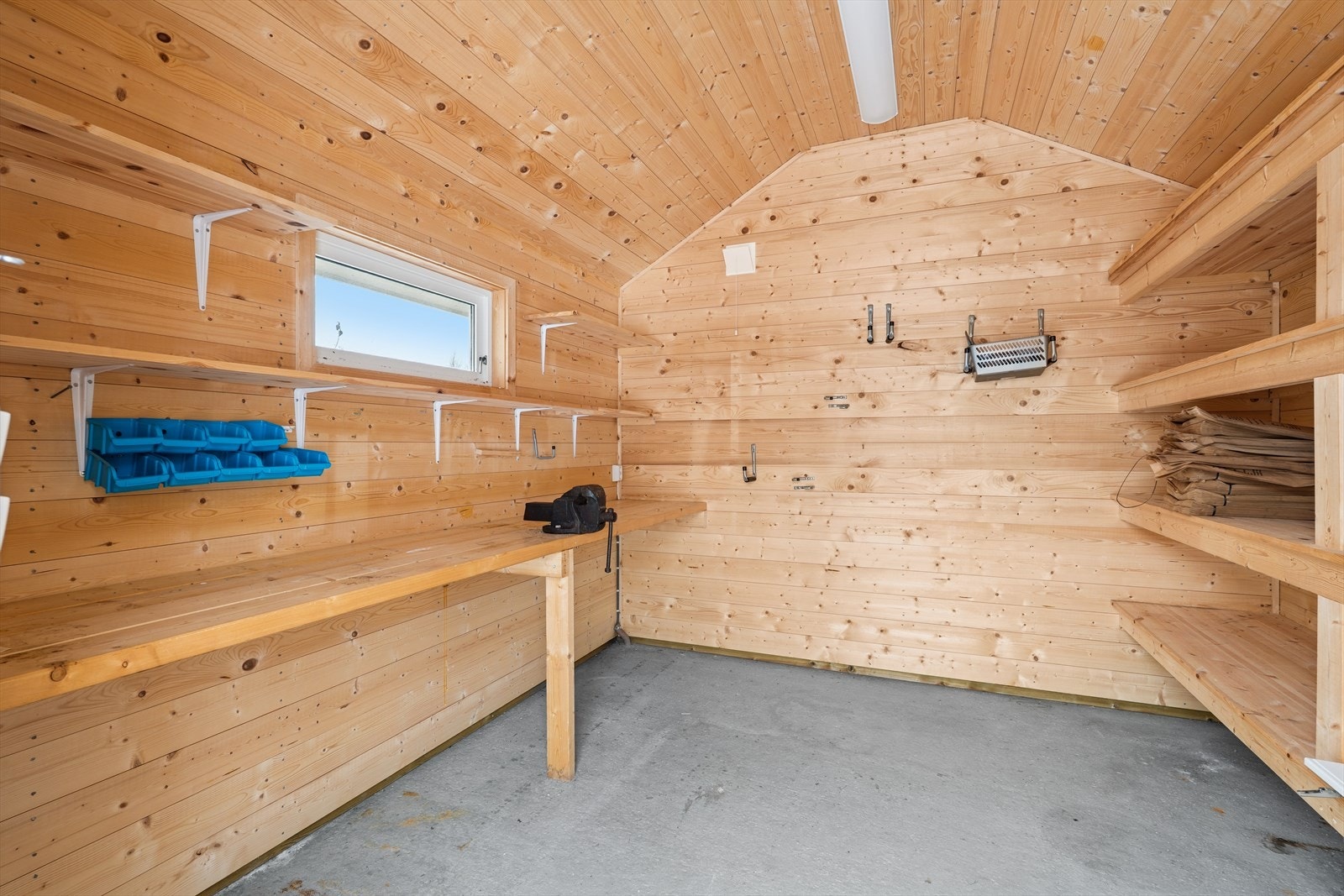 God lagringsplass i isolert bod fra 2015. Innlagt strøm fra boligen. Galleribilde