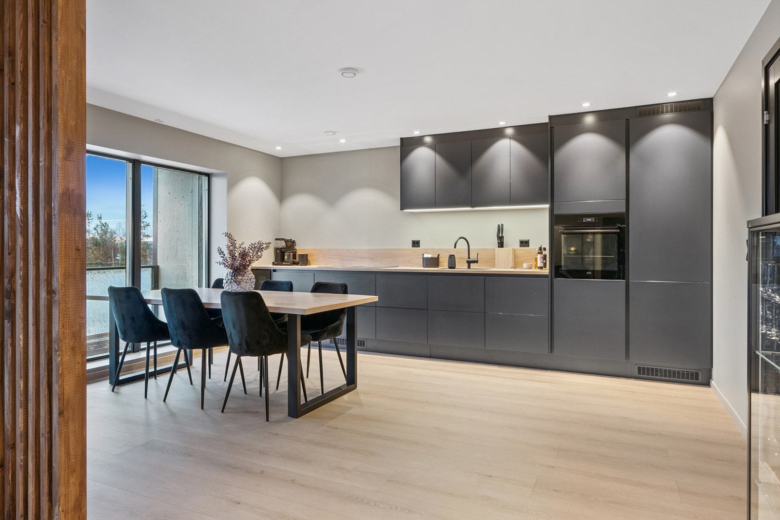 Stilrent og oppgradert kjøkken med innredning av glatte fronter og benkeplate av laminat. Galleribilde