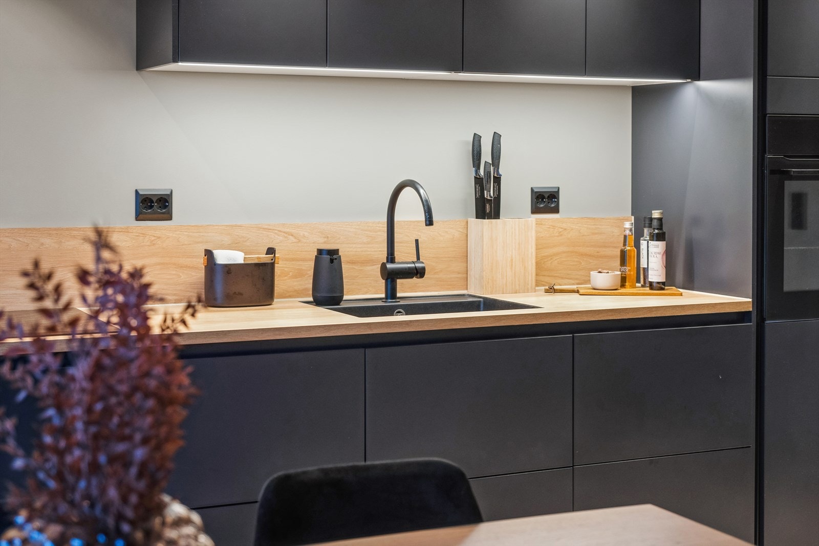 Her er det rikelig med både oppbevaringsplass og benkeplass. Galleribilde