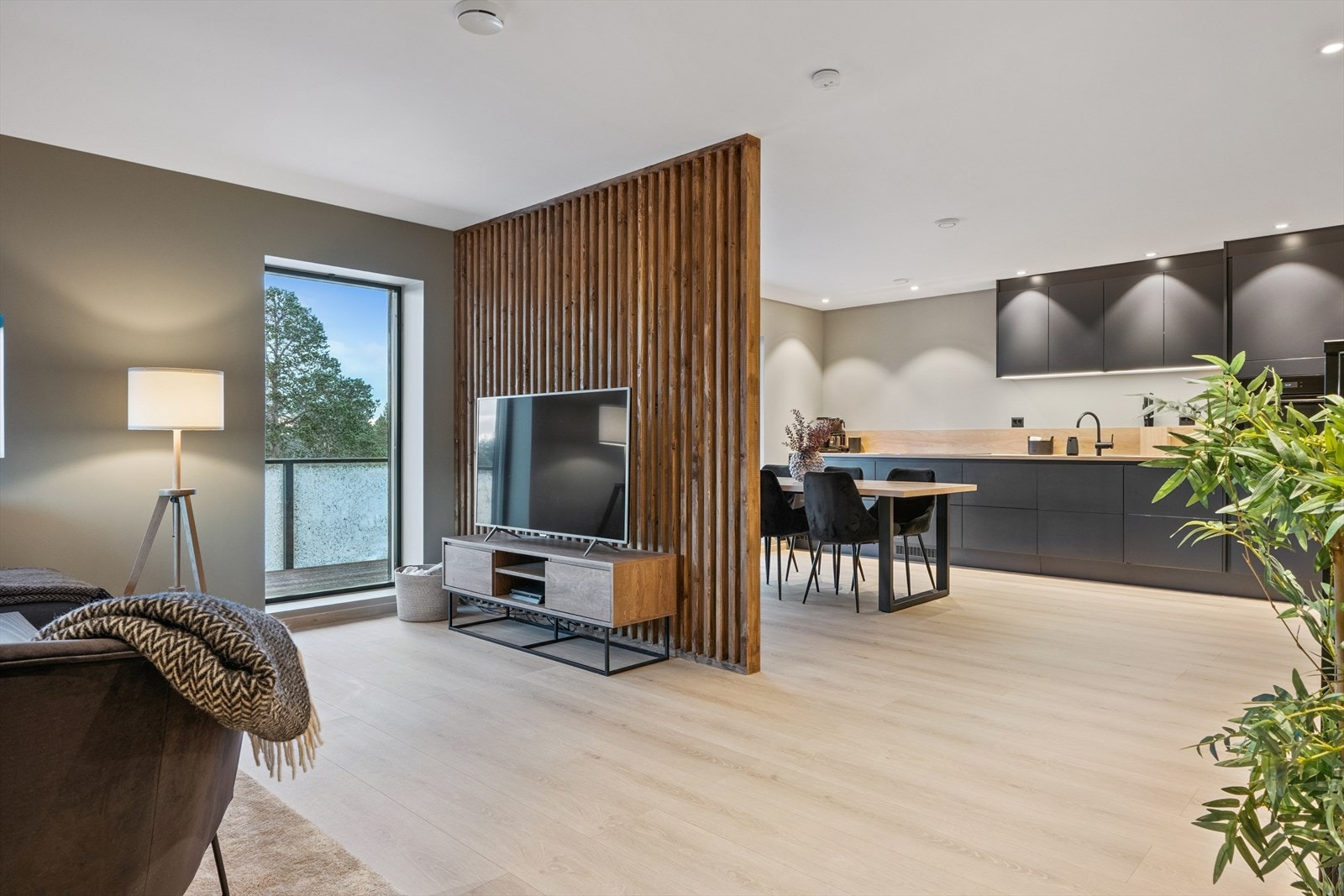 Romslig åpen stue-/kjøkkenløsning på ca. 41 kvm. Det er montert utvendig screens på alle vinduer mot terrassen. Galleribilde