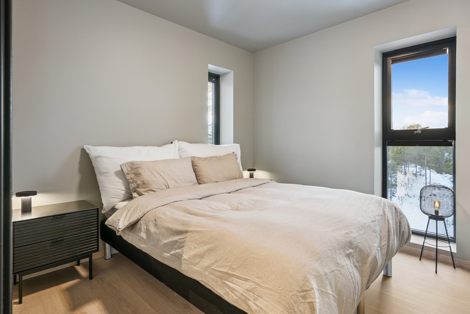 Ved behov for å benytte et av rommene til for eksempel kontor er det praktisk å kunne koble på den vannbårne varmen. Galleribilde