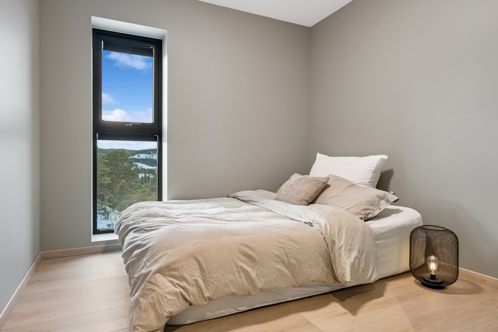 God plass til dobbeltseng med tilhørende møblement. Galleribilde