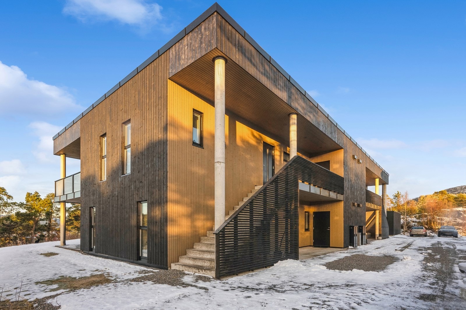 Leiligheten ligger flott til øverst i bygget. Det er god plass til gjesteparkering på felles eid tomt. Galleribilde