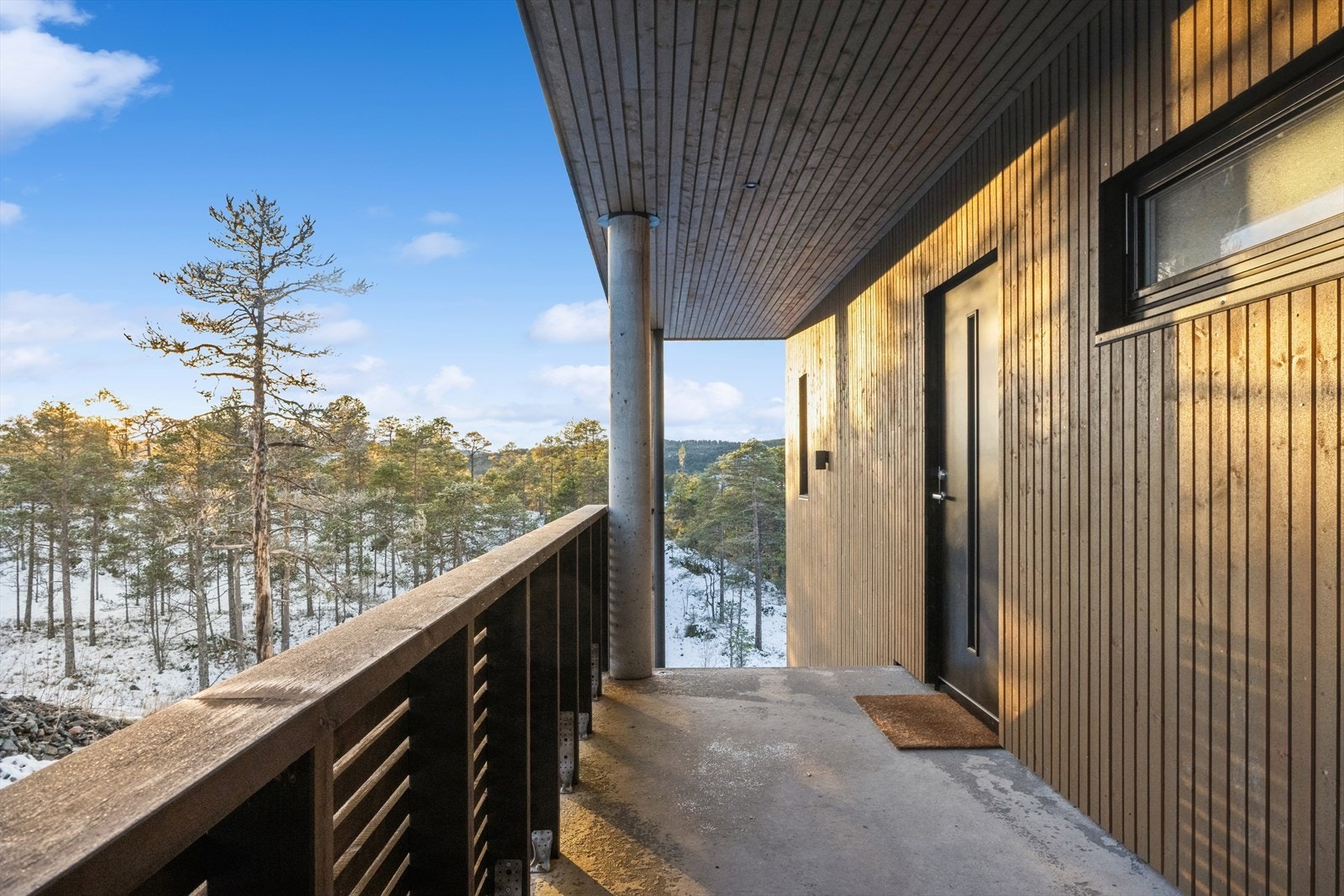 Entré. Det medfølger også teknisk bod med plass til ytterligere oppbevaring. Boden har egen inngang. Galleribilde