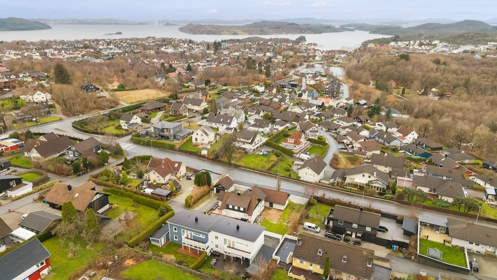 Beliggenheten er ideell for familier, i trygge og rolige omgivelser med gangavstand til skoler, barnehager og fritidsaktiviteter. Galleribilde