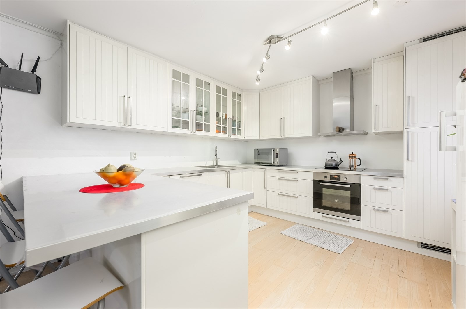 Kjøkkenet er oppført i en luftig u-form med god skapplass, fine arbeidsflater og smart barløsning mot stuen. Galleribilde