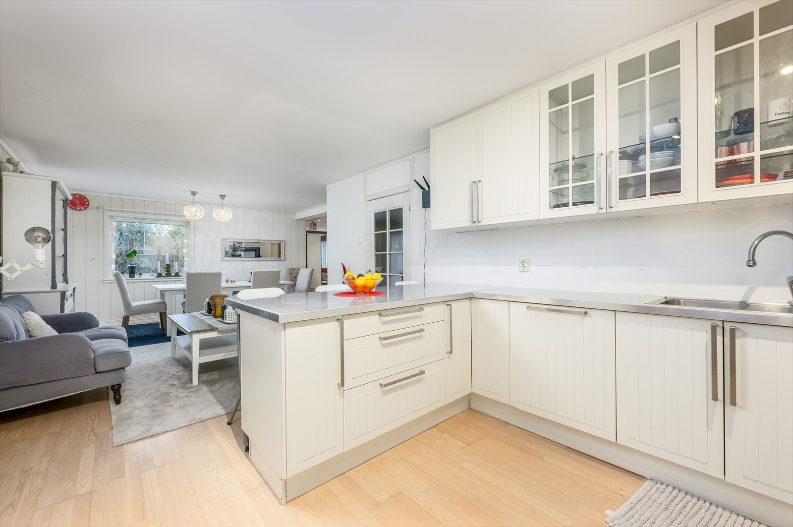 Fin bar løsning er et fint samlingspunkt, perfekt for måltider, gode samtaler og lekselesing mens middagen tilberedes. Galleribilde