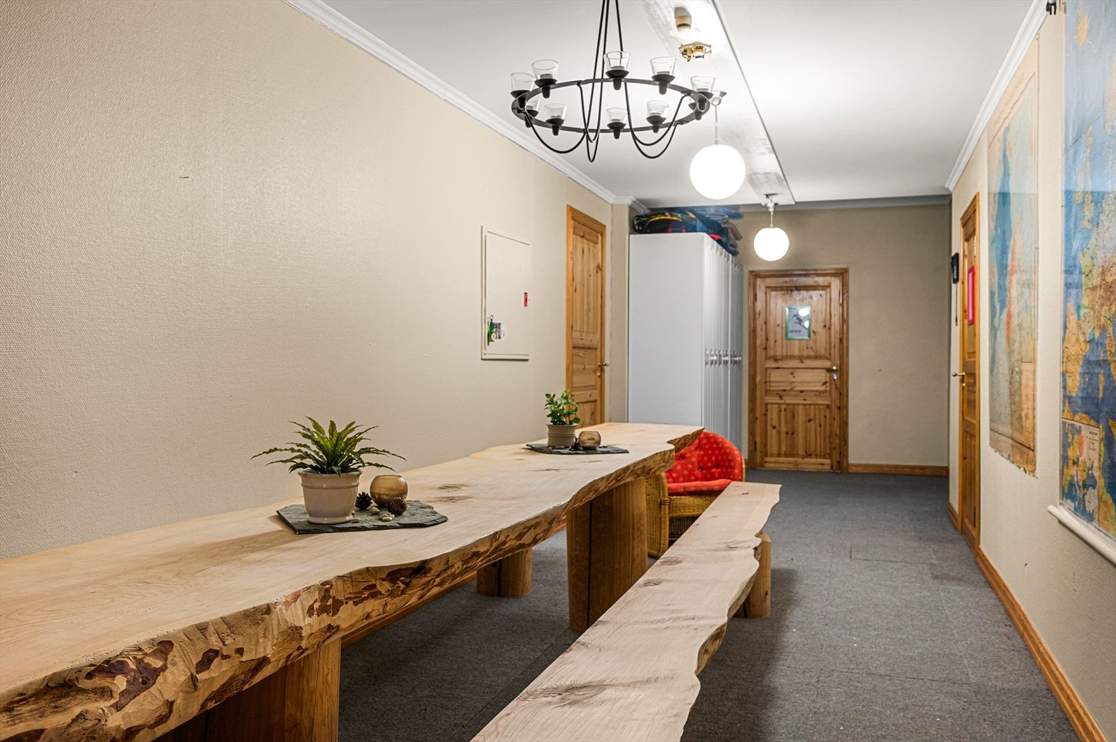 I hovedhuset er det også et fellesareal i kjelleren som kan disponeres av alle i sameiet. Her er det etablert en avslappende avdeling utenfor en felles badstue med dame og herregarderobe. Galleribilde