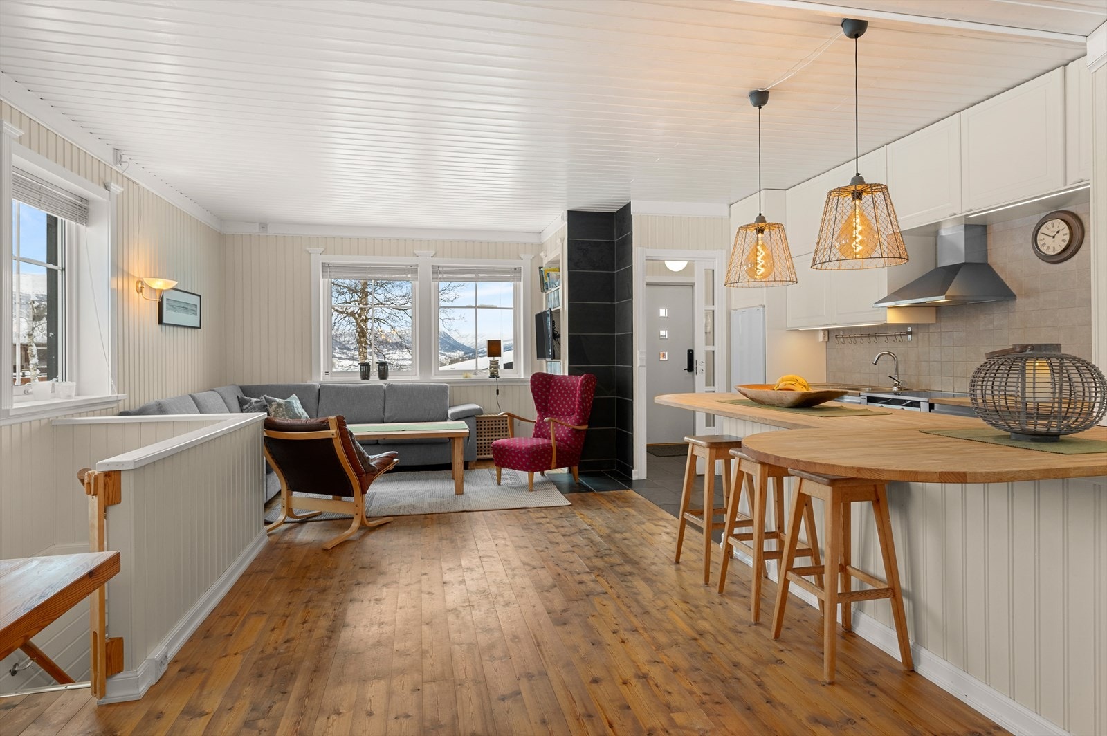 Boligen nyter godt av et åpent stue/kjøkkenareal på gode 43,5 m². Galleribilde