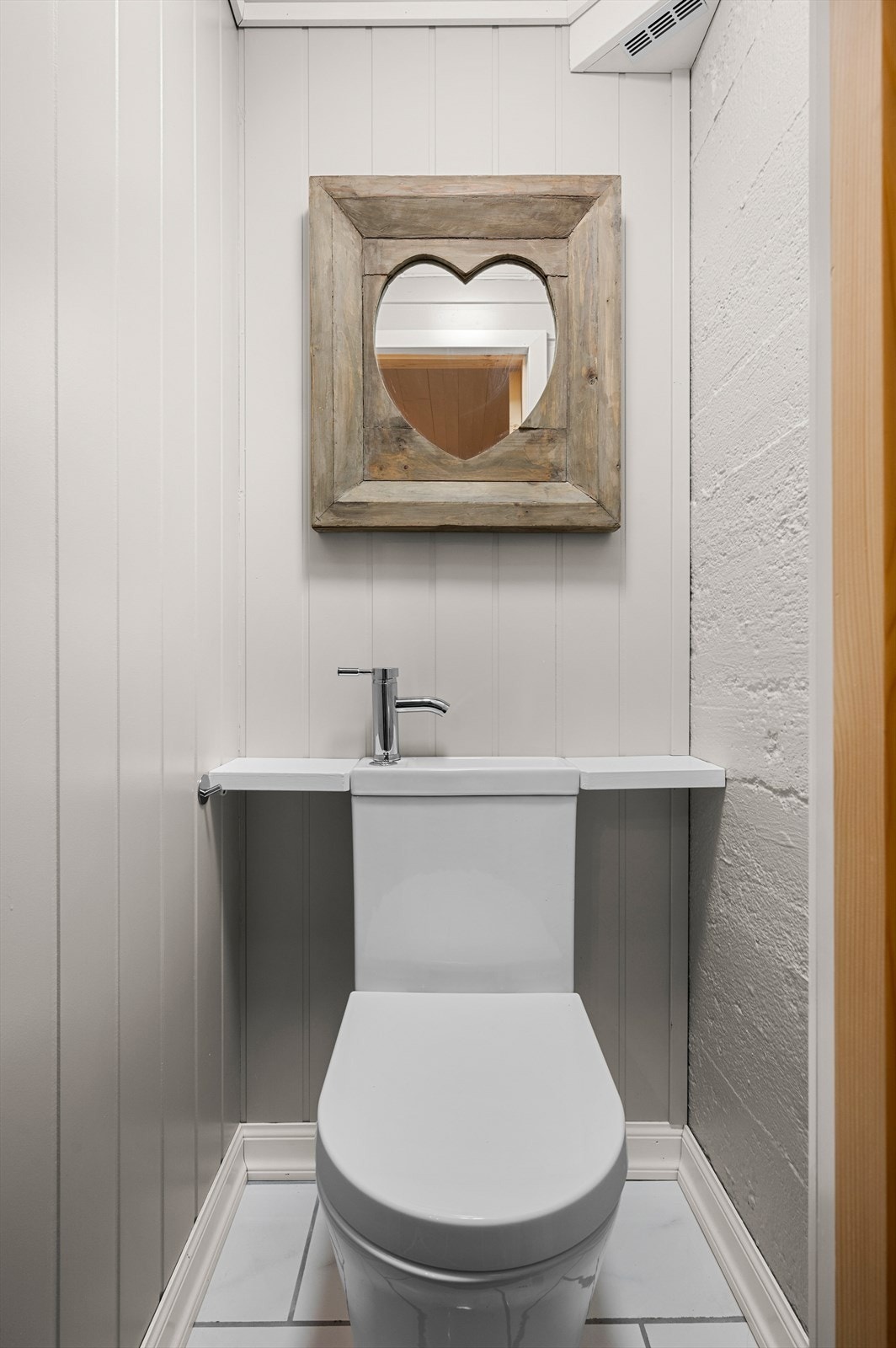 Boligen har i tillegg et separat toalettrom, som ble oppgradert i 2025 og utstyrt med toalett og servant. Galleribilde