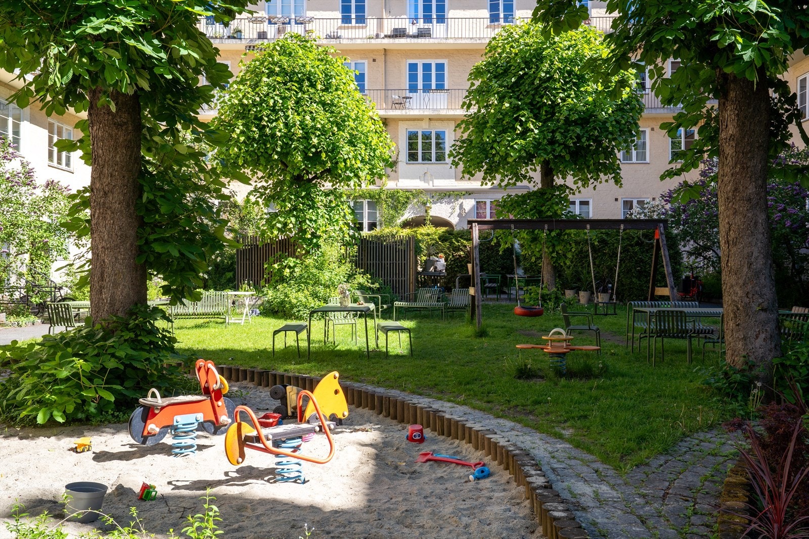 Bakgården er stor og frodig flere hyggelige sittegrupper, rik beplanting og flere hyggelige fasiliteter. Galleribilde