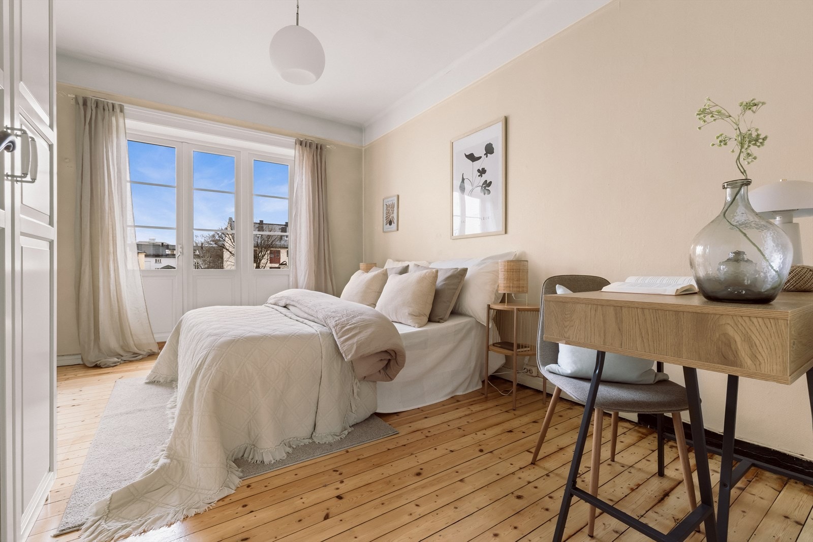 Soverommet er av god størrelse og har plass til dobbeltseng, arbeidsområde og gode oppbevaringsløsninger som innebygd garderobeskap. Galleribilde