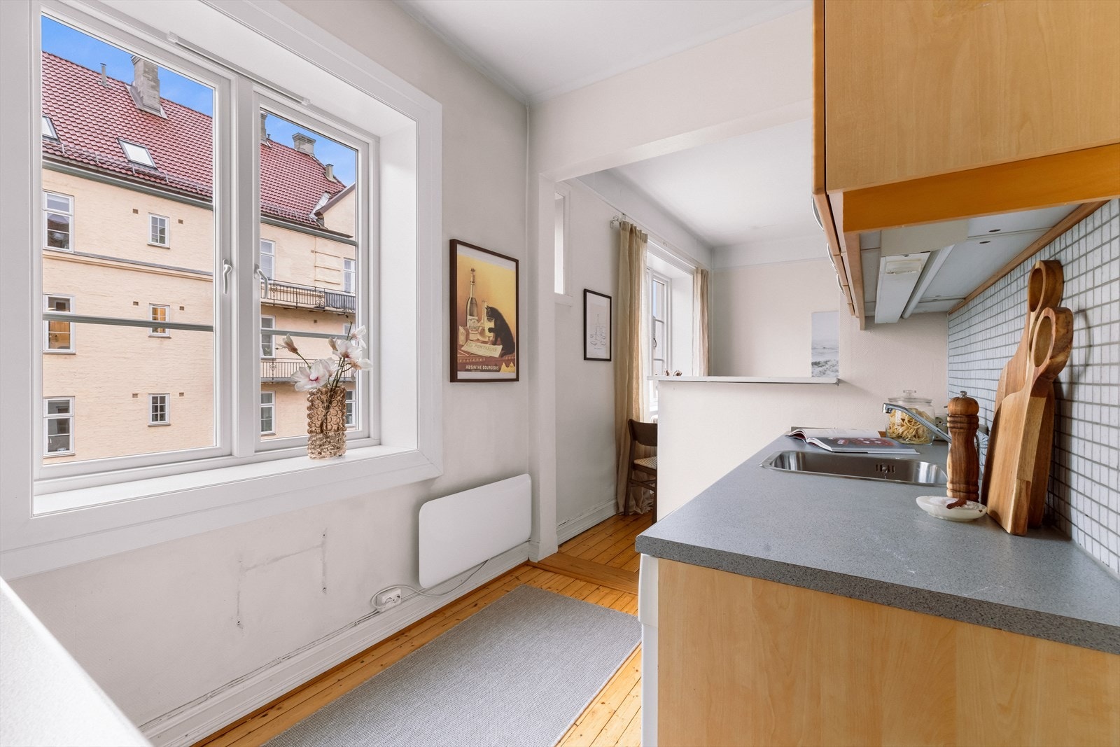 Vinduet ved kjøkkenbenken gir godt med naturlig arbeidslys. Galleribilde