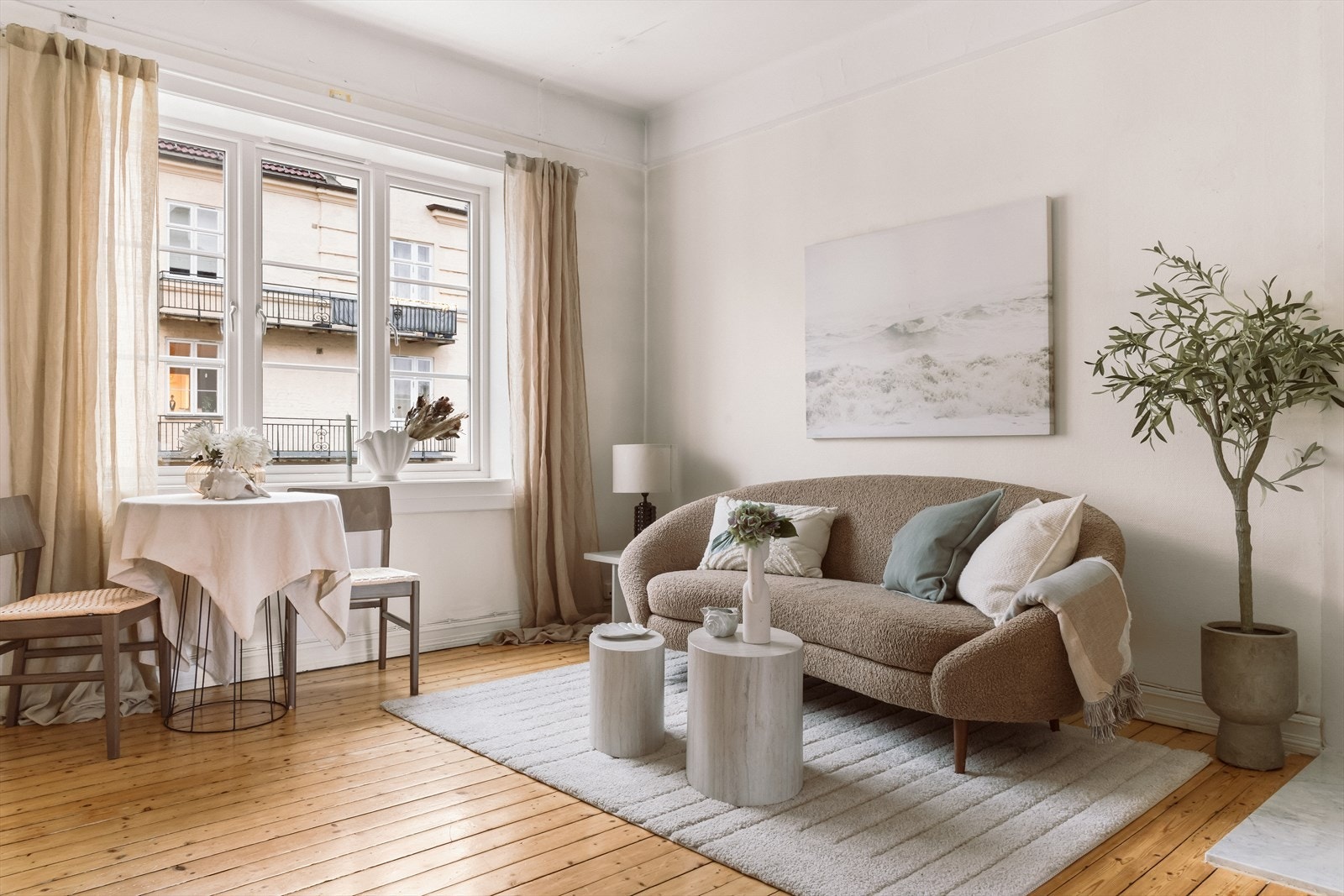 Her er det gode vindusoverflater fra 2017 som gir godt med naturlig lysinnslipp. Galleribilde