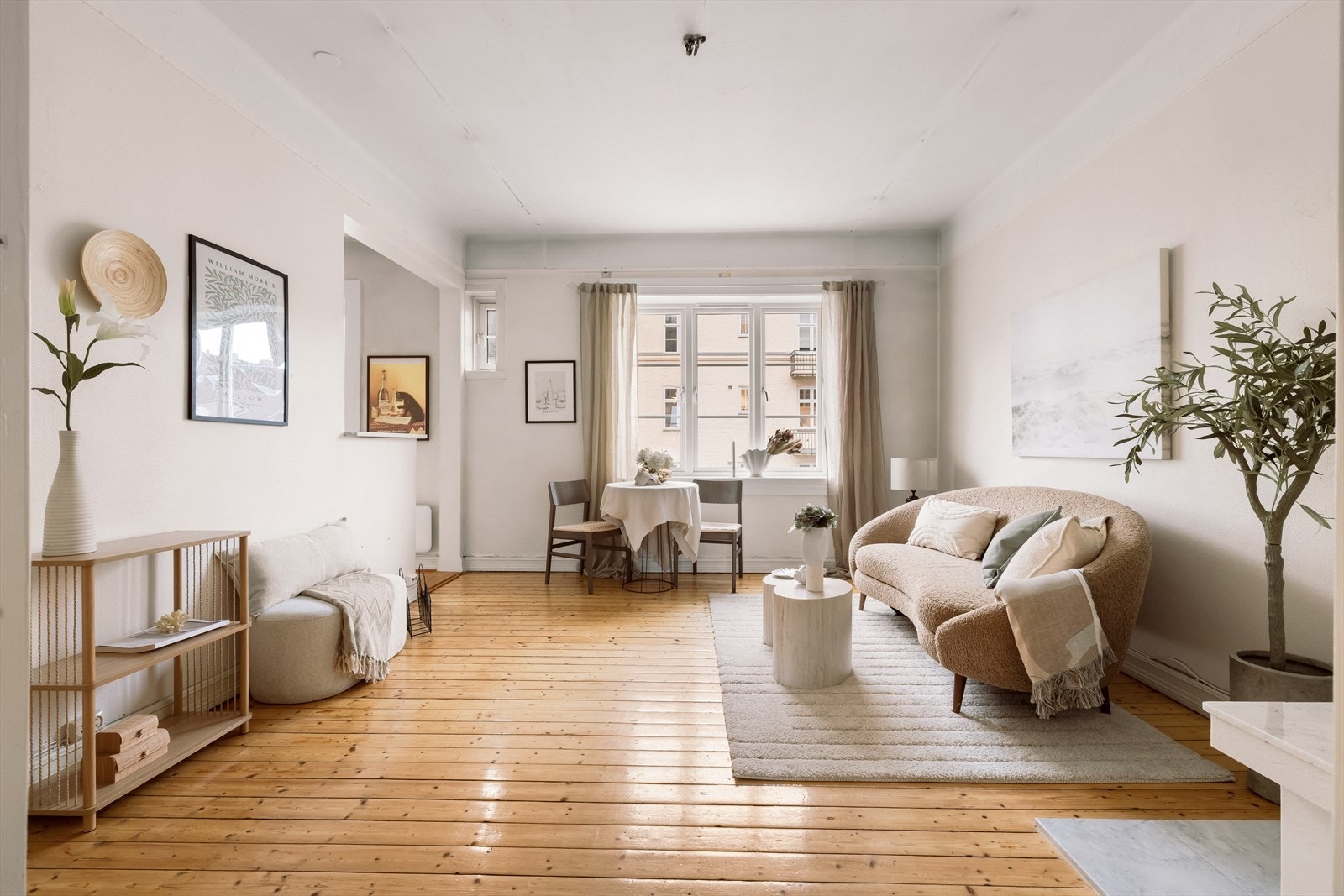 Rommet har lakkerte, originale tregulv som gir en varm og klassisk atmosfære. Galleribilde