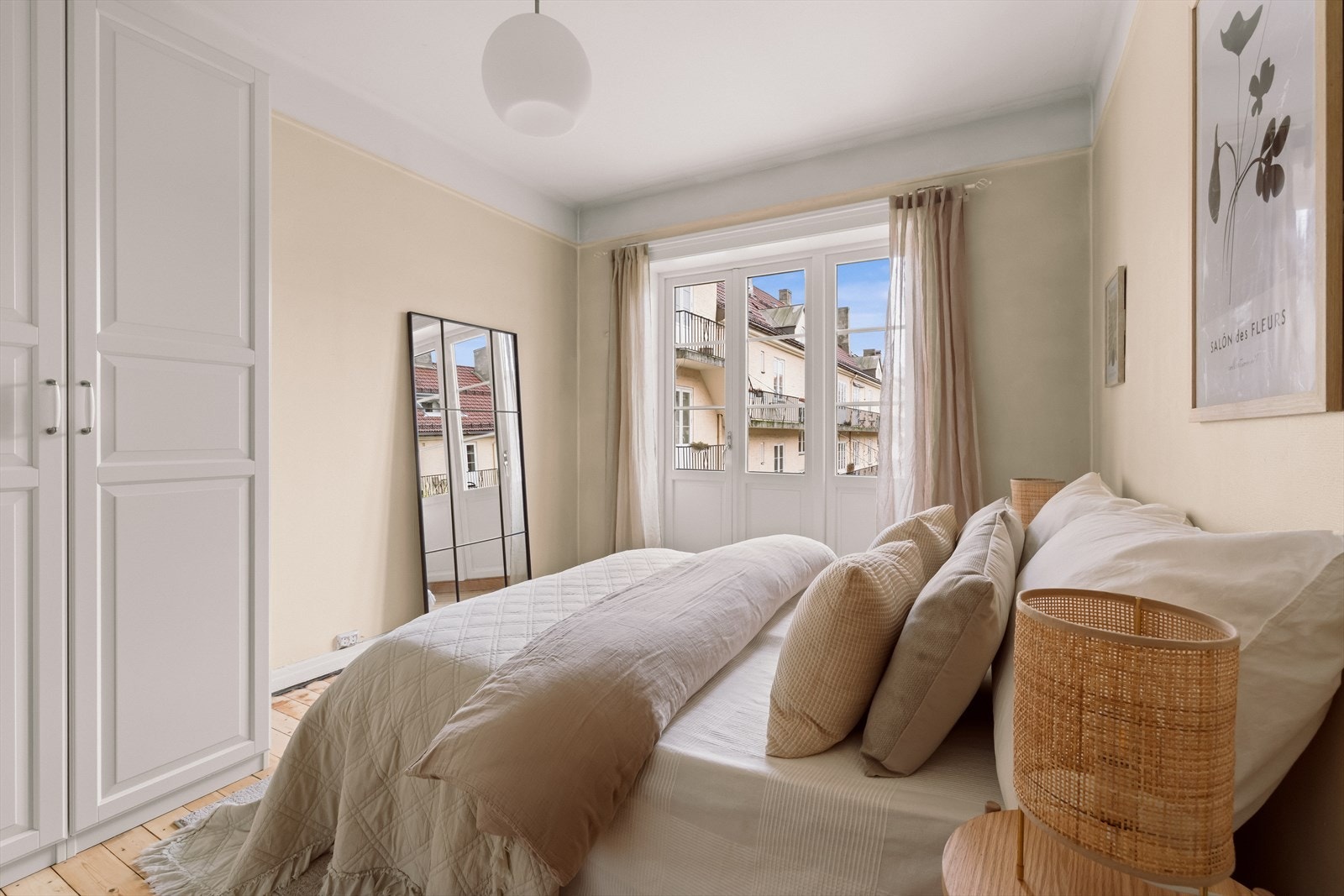 Fra soverommet er det direkte utgang til balkongen gjennom en balkongdør fra 2017. Galleribilde