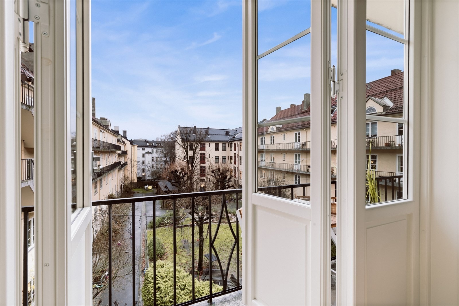 Balkongen fungerer som en fin forlengelse av leiligheten på varme dager. Galleribilde