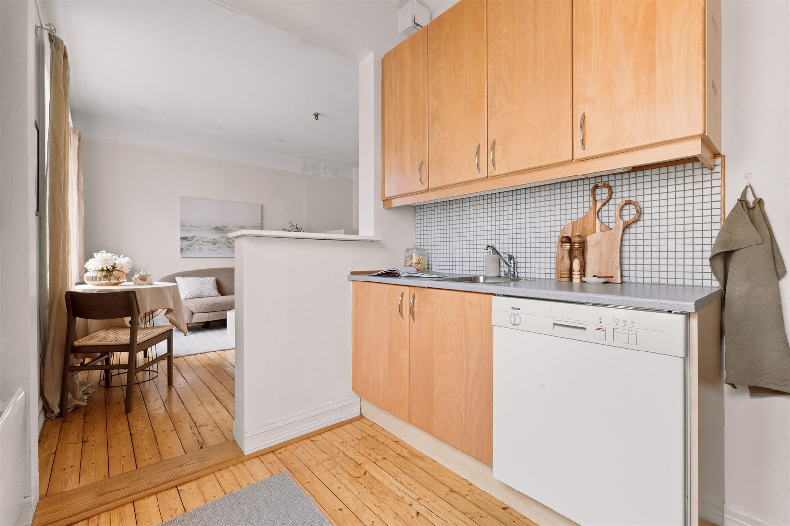 Kjøkkenet gir en delvis åpen løsning og er praktisk plassert i tilknytning til entré og stue. Galleribilde