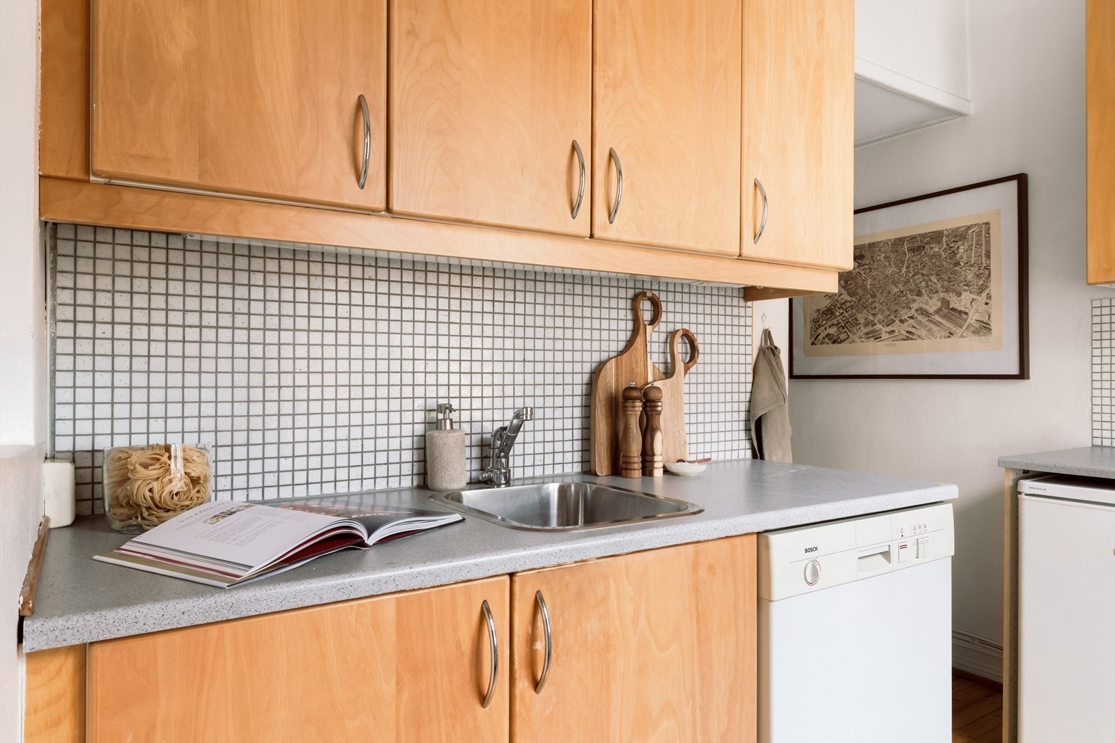 Benkeplaten i laminat har en nedfelt kum i rustfritt stål. Galleribilde