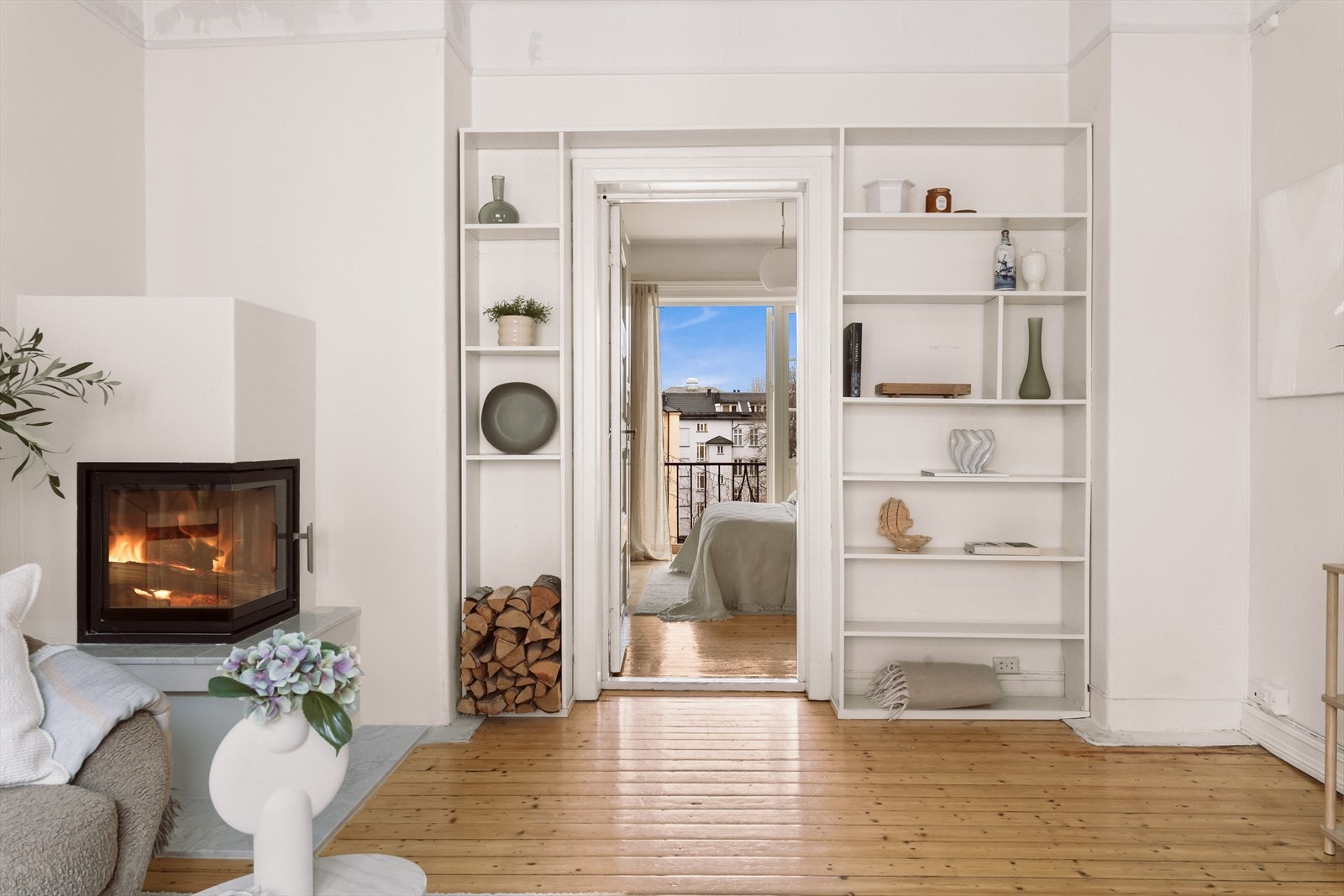 Leiligheten er gjennomgående og oppleves luftig med god takhøyde på 2,84 m og en effektiv planløsning. Galleribilde