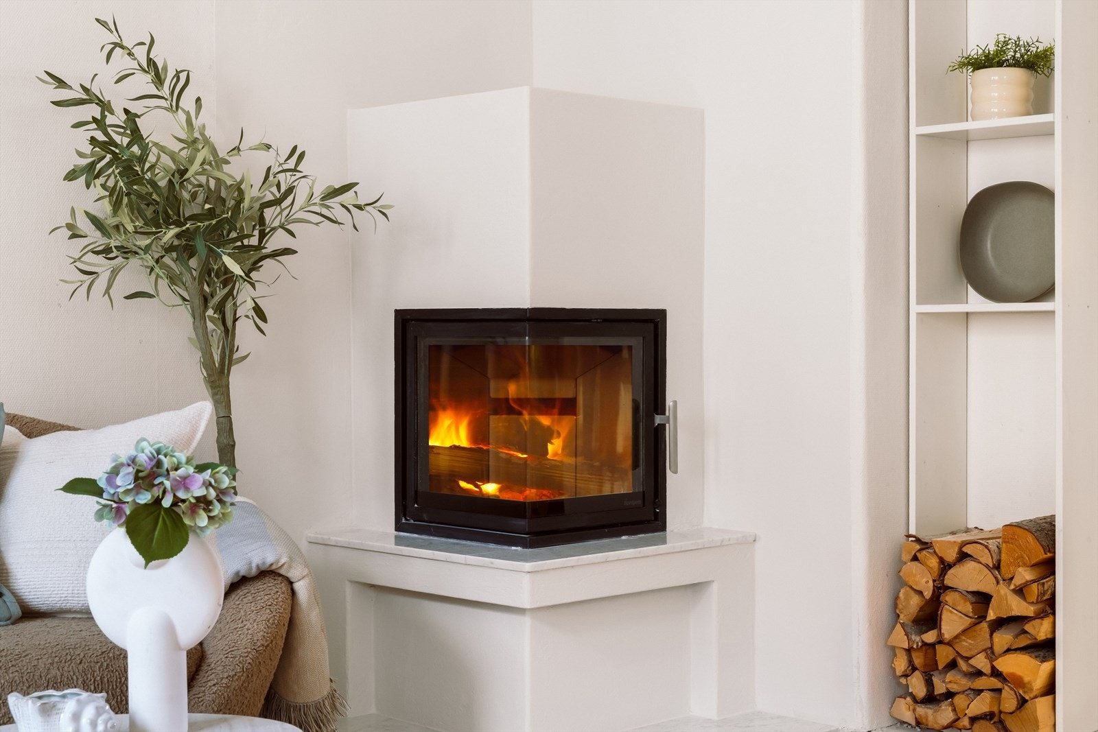 Peisen har glassfront og en marmorplate på gulvet foran. Galleribilde