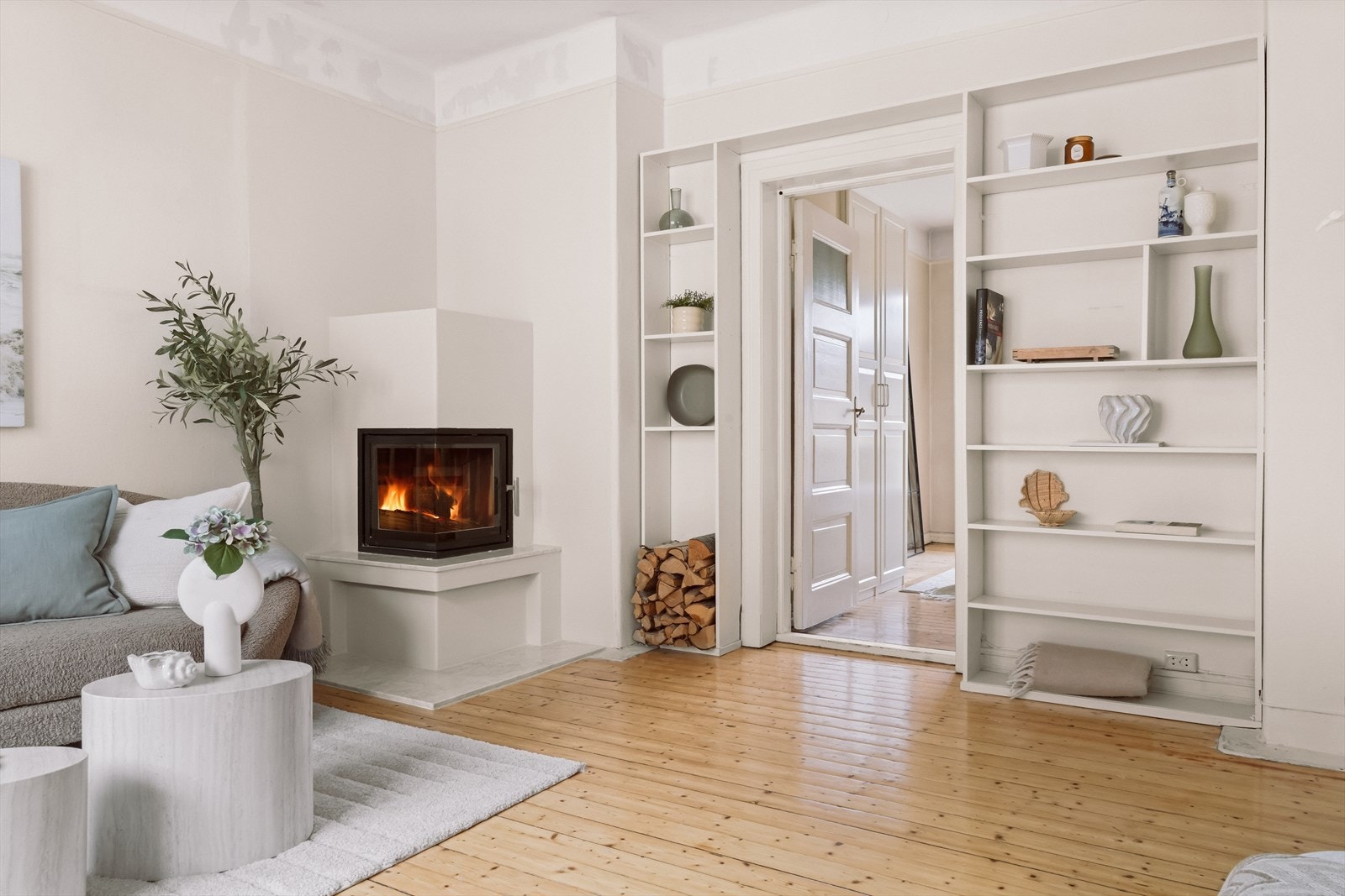 Stuen har en nydelig elementpeis fra 2016. Sparklet og malt i 2025. Galleribilde