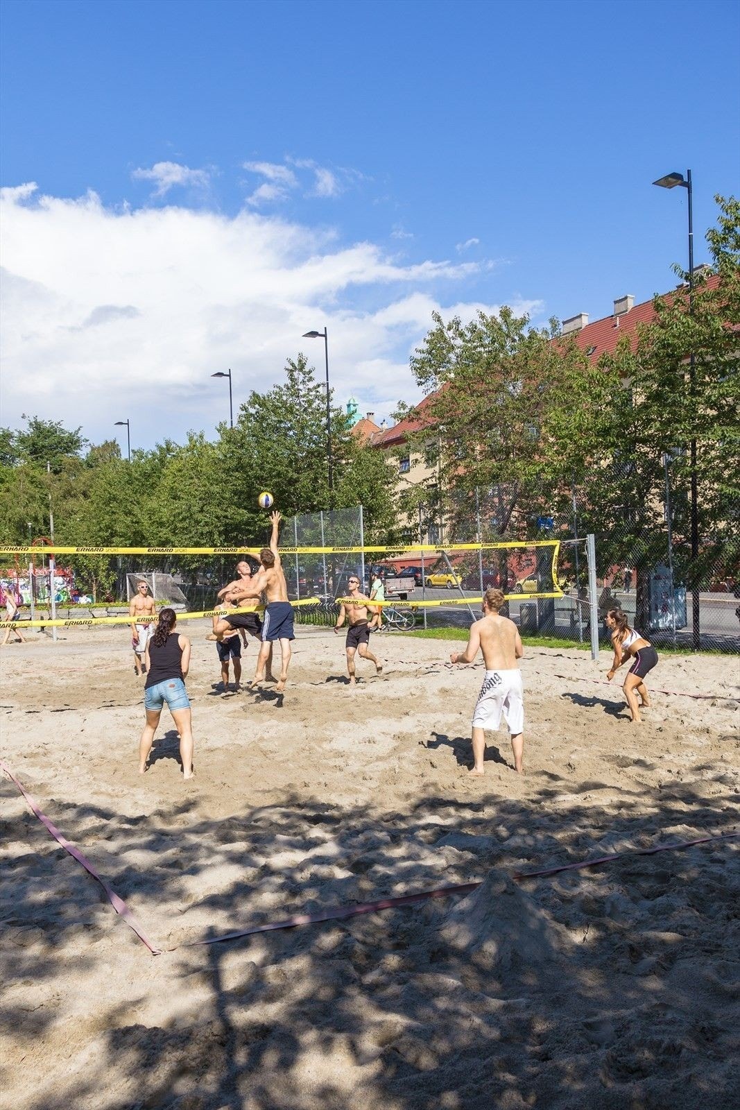 Rett ved Torshovparken er det sandvolleyballbaner, minigolf, basket- og fotballbane Galleribilde